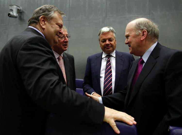 krise. Efter blot tre dage som græsk finansminister forsøger nyudnævnte Evangelos Venizelos (tv) at overbevise eurozonens finansminstre om, at grækerne er klar til at spænde livremmen ind. 