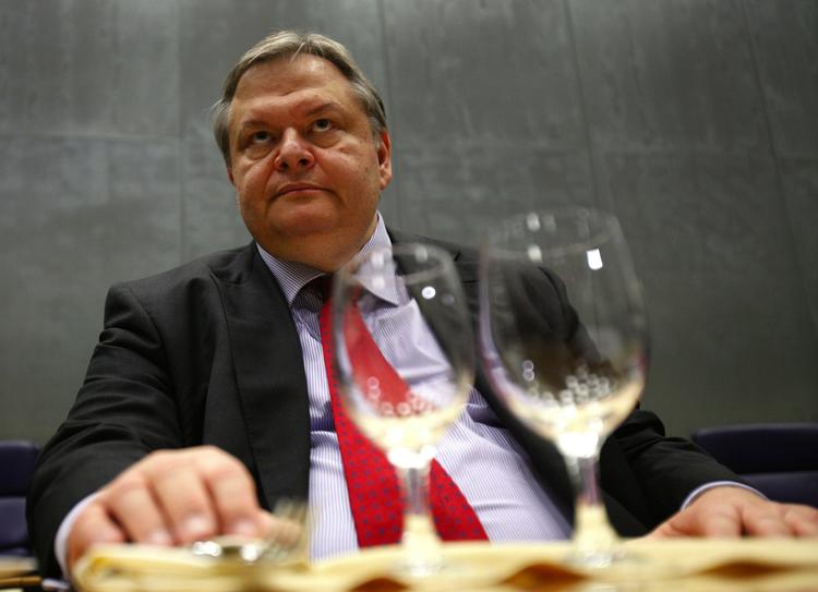 Pinebænk. Grækenlands finansminister Evangelos Venizelos må sammen med den øvrige græske regeringen vente et par uger, før der er en afklaring på landets økonomiske fremtid. 