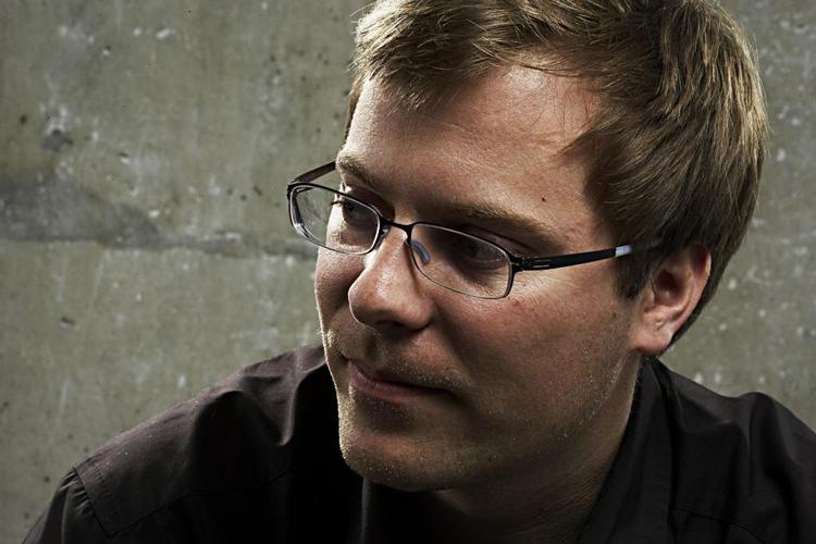 Struktur. Den tyske instruktør Christoph Hochhäusler forsøger at forstå den store struktur i magten og kontrollen i det moderne samfund. 