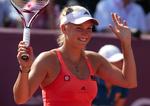 spøgefugl. Novak Djokovic er kendt for at være en af det mandlige tennisfelts største spasmagere. Men Caroline Wozniacki forsøger at gøre ham kunsten efter. 