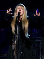 Krudt og sukker.   Fleetwood Macs Stevie Nicks synger solid poprock på sit første soloalbum i ti år. 