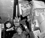 fælde. To politifolk undersøger brødrene Collyers hus i Harlem i 1947, hvor der blandt andet var konstrueret skjulte fælder af de mange ton bøger og aviser. Nu har E.L. Doctorow skrevet en roman inspireret af brødrenes excentriske liv. Arkivfoto: Anthony Camerano/AP 