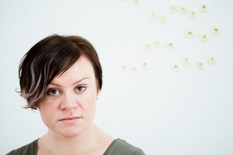 Uforløst. Det ene øjeblik lægger Silja sin stil tæt op ad Sys Bjerres klummebekendelser, når hun synger fra elskerindens side af utroskab i den mundrette popsang 'Undskyld, Pernille'. 