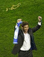 skifte? Han har vænnet sig til blåt, og det kan Porto-træner Andre Villas-Boas, som her jubler over Portos Europa League-titel, måske iklæde sig igen i Chelsea. 