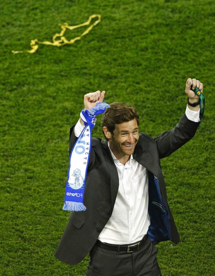 skifte? Han har vænnet sig til blåt, og det kan Porto-træner Andre Villas-Boas, som her jubler over Portos Europa League-titel, måske iklæde sig igen i Chelsea. 