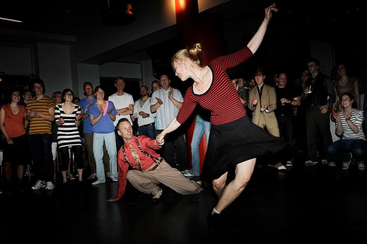 Swing. Mindst en gang om ugen danser en varierende gruppe af hovedsagelig unge lindy hop, en af de mange danse, der falder ind under kategorien swing, på Studenterhuset. 