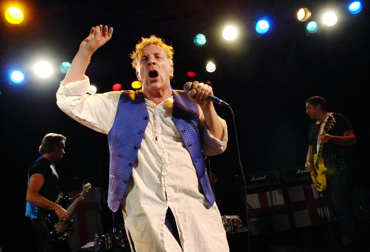 Overlevelse. Sex Pistols, som ses her på billedet, findes ikke længere. I stedet kæmper forsanger Johnny Rotten nu for sit andet bands overlevelse. 