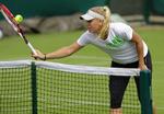 netspil. Caroline Wozniacki har arbejdet på en mere offensiv og angrebslysten stil de seneste turneringer. Men den bliver ikke luftet ved Wimbledon. 