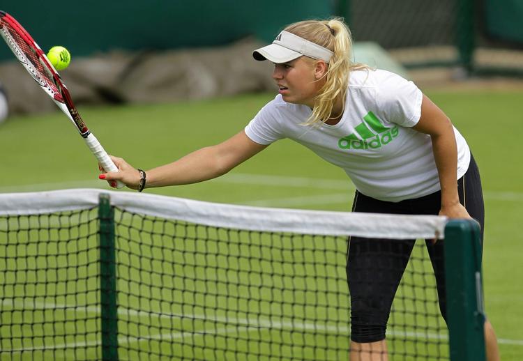 netspil. Caroline Wozniacki har arbejdet på en mere offensiv og angrebslysten stil de seneste turneringer. Men den bliver ikke luftet ved Wimbledon. 