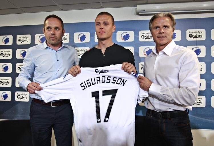 indkøb. FCK-træner Roland Nilsson (th) ved præsentationen af den ny islandske spiller Ragnar Sigurdsson (i midten). Sportschef Carsten V. Jensen ses til venstre. 