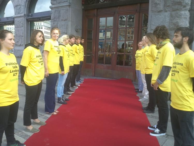 galla-retssag. 11 aktivister fra Greenpeace møder i dag Københavns Byret. tre af aktivisterne trængte ind ved den afsluttende gallamiddag ved klimatopmødet forrige år. Greenpeace benyttede dagen i dag til endnu en happening. 