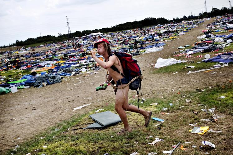 Mængderne af efterladenskaber fra op mod 75.000 Roskilde-campister kender ingen grænser. Sådan ser campingområdet ud mandag klokken 12.25. 