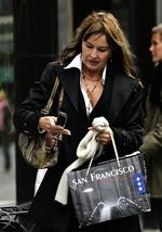 Shop. Det bliver lettere at bruge penge i butikkerne, og det bliver lettere at være butiksindehaver, når kunderne kan betale med mobiltelefonen. 