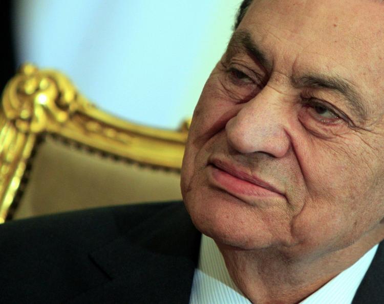 syg. Den forhenværende egyptiske leder Hosni Mubarak lider af kræft i maven. Om fem uger starter retssagen mod ham og hans to sønner. 