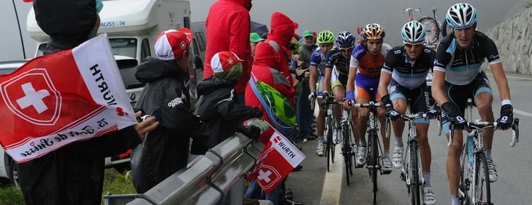 forberedelse. Andy Schleck fører feltet an på en stigning i Schweiz Rundt. De to Schleck-brødre har udforsket nogle af Tourens udfordringer. 