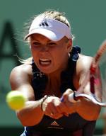 stærk. Caroline Wozniacki opfordres til at gøre bedre brug af sin imponerende fysik og angribe mere ved Wimbledon. 