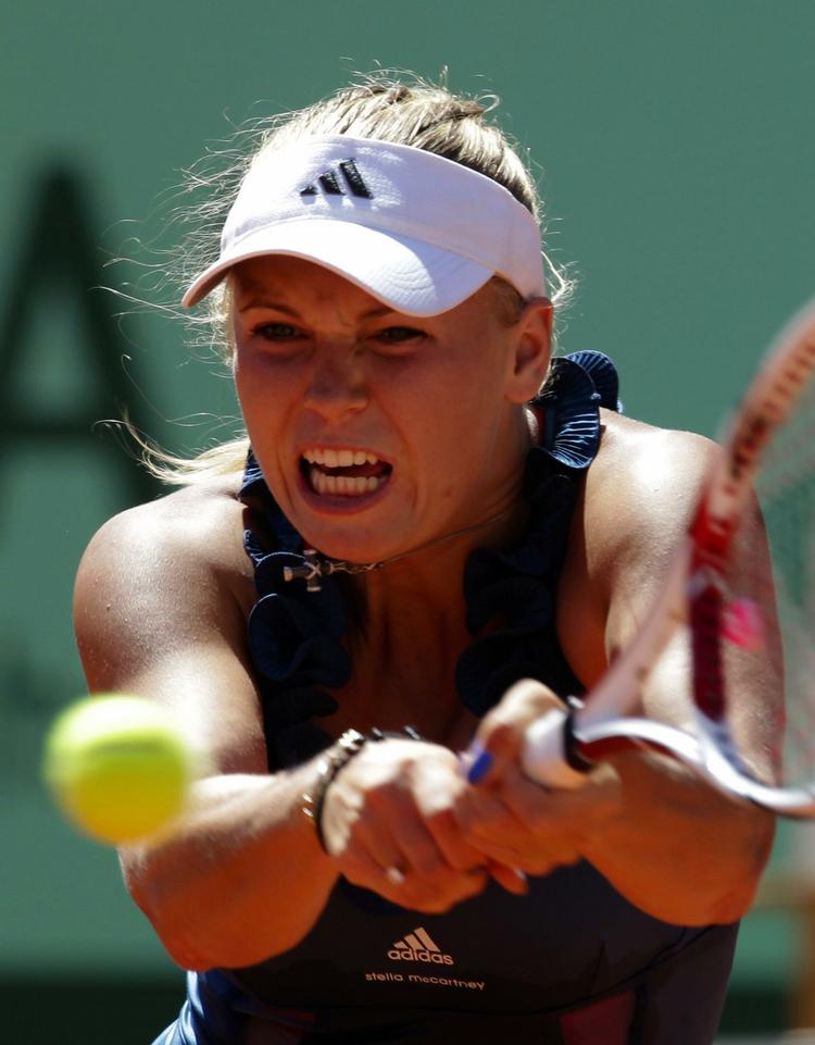 stærk. Caroline Wozniacki opfordres til at gøre bedre brug af sin imponerende fysik og angribe mere ved Wimbledon. 