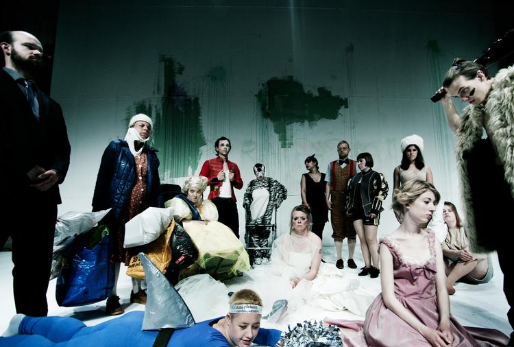 sceneglade. I 2011 kunne Glad Skuespillerskole præsentere det første hold uddannede skuespillere på scenen med afgangsforestillingen 'Verdens bedste forestilling' på Betty Nansen Teatret. 