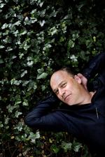 Frihed. »Jeg har en frihed til pludselig at tage to uger til Sahara. Og jeg skal derned igen. Næste gang forhåbentlig fra Marokko og hele vejen tværs over ørkenen. Jeg klager ikke. Virkelig ikke«, siger Morten Søndergaard. 