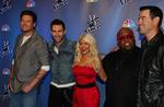 Underholdning. Det amerikanske 'The Voice' har været en stor succes i første sæson, og det er allerede besluttet, at programmet vender tilbage næste år. Her ses de fire mentorer (f.v.) Blake Shelton, Adam Levine, Christina Aguilera og Cee Lo Green samt værten Carson Daly. Det vides endnu ikke, hvem de danske mentorer bliver. 