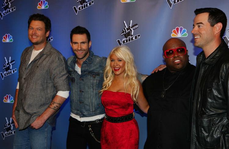 Underholdning. Det amerikanske 'The Voice' har været en stor succes i første sæson, og det er allerede besluttet, at programmet vender tilbage næste år. Her ses de fire mentorer (f.v.) Blake Shelton, Adam Levine, Christina Aguilera og Cee Lo Green samt værten Carson Daly. Det vides endnu ikke, hvem de danske mentorer bliver. 