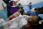 Død. En libysk læge fremviser ligene af et spædbarn og hvad der ser ud til at være en voksen kvinde på et hospital i Sabrata. De to døde, ifølge det libyske regime, sammen med endnu 17, da Nato ramte et landbrug i Surman. 