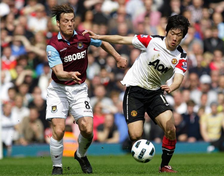 sommerkamp. West Hams Scott Parker (tv) blev sidste sæson valgt til årets spiller i England. Og siden klubbens nedrykning har mange klubber forsøgt at skrive kontrakt med midtbanemanden. 