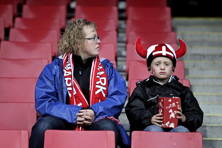 tomt. Det blev ikke en folkefest på tribunerne under U21-EM. Især var det en bet for arrangørerne, at Danmark så hurtigt gled ud. 