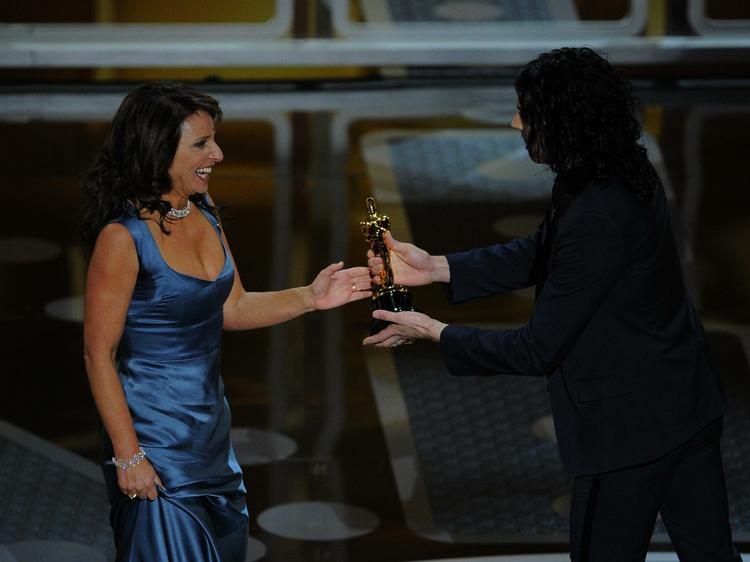 Værsgo. Susanne Bier ses her i Elise Gug-kjolen, mens hun modtager sin Oscar for årets bedste udenlandske film af komikeren Russell Brand. 