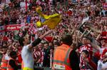 SEJRSGESTUS. Thomas Sørensen lod Stokes fans få sin trøje, da han og holdkammeraterne kvalificerede sig til FA Cup finalen. 