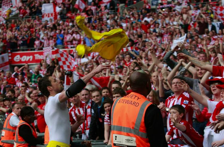 SEJRSGESTUS. Thomas Sørensen lod Stokes fans få sin trøje, da han og holdkammeraterne kvalificerede sig til FA Cup finalen. 