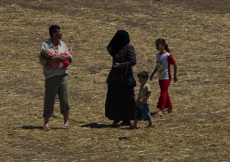 Flygtningestrøm. Denne syriske familie er blandt de omkring 10.000, der siden 7. juni er flygtet fra regeringens overgreb i det nordlige Syrien. 