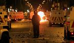 Uro. Omkring 700 personer menes at have deltaget i aftenens uroligheder, som falder sammen med de årlige protestantiske marcher, der anses som ren chikane af katolikkerne. 