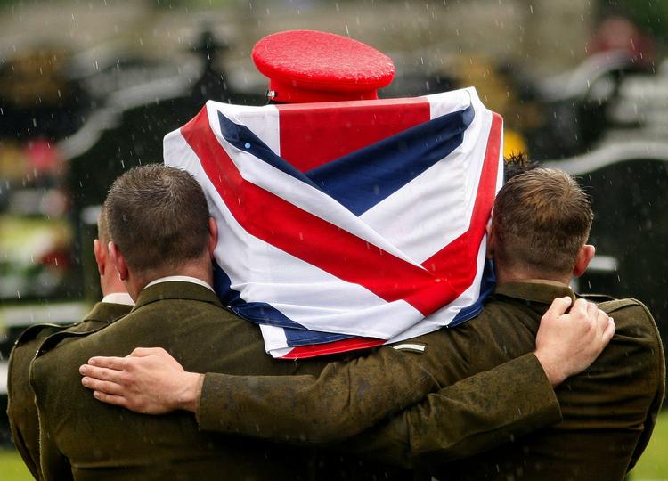 Igen. Endnu en britisk soldat bæres til graven i sommeren 2009 efter at være blevet dræbt i Afghanistan. Soldaten i kisten er Nigel Moffett, der blev dræbt i Musa Qualeh 30. maj. 