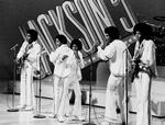 Nostalgi. Jackson 5 har planer om en genforening uden Michael, der i mange år stod i centrum for gruppen. Jackson 4 vil fremover synge de gamle sange for at mindes deres afdøde lillebror. 