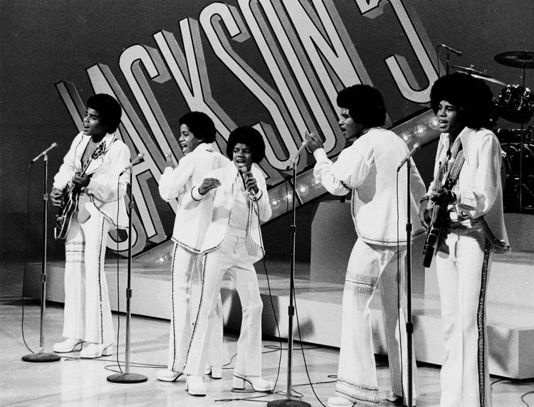 Nostalgi. Jackson 5 har planer om en genforening uden Michael, der i mange år stod i centrum for gruppen. Jackson 4 vil fremover synge de gamle sange for at mindes deres afdøde lillebror. 