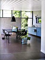 Spisetid. Stilen er retro, teknikken topmoderne, stolene Eames og indkøbsposerne til genbrug. 