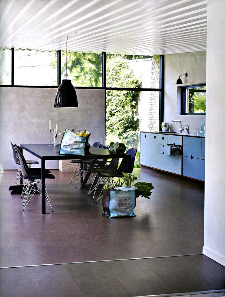 Spisetid. Stilen er retro, teknikken topmoderne, stolene Eames og indkøbsposerne til genbrug. 