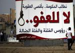Propaganda. Ved byen Muharraq i Bahrain har regeringsloyalister anbragt dette skilt. Teksten opfordrer regeringen til at slå hårdt ned og give maksimumstraf til en demokratigruppe. 