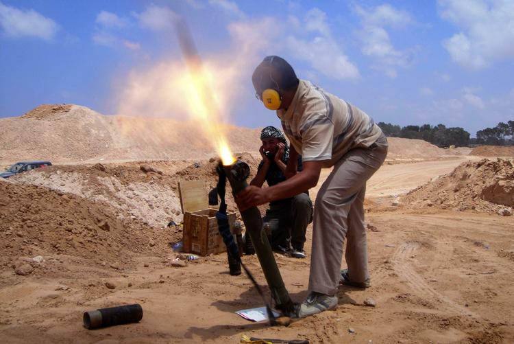 Ildkamp. Oprørere affyrer deres morter mod pro-Gaddafi-styrker ved fronten i nærheden af Misrata i går. 