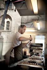 Kvinder er glade for hotdogs - ikke mindst når de er økologiske og holder en lav fedtprocent, erfarer pølsemand Claus Christensen. 
