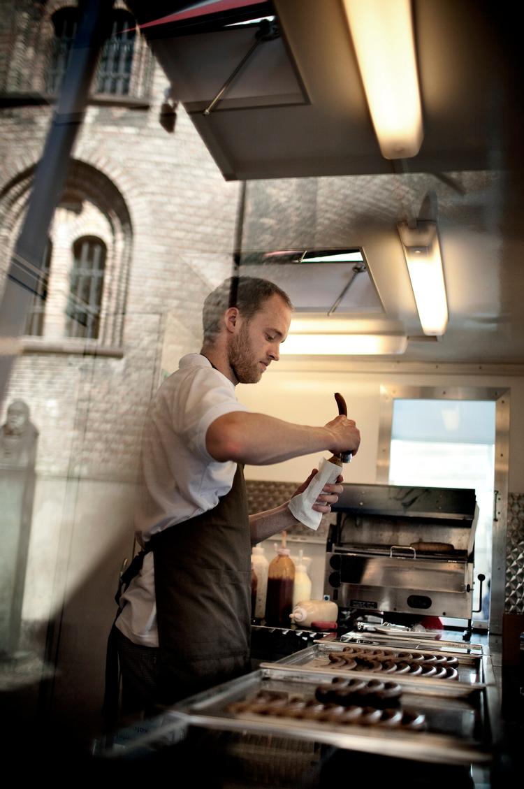 Kvinder er glade for hotdogs - ikke mindst når de er økologiske og holder en lav fedtprocent, erfarer pølsemand Claus Christensen. 