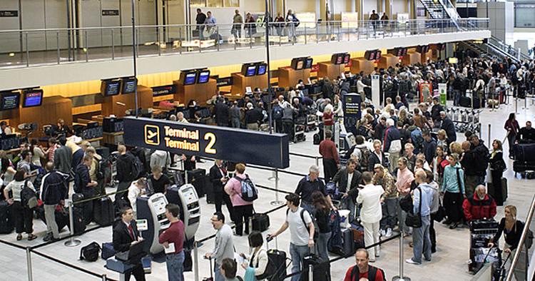 KØ. Nu begynder sommertravlheden i lufthavnen i København. 
