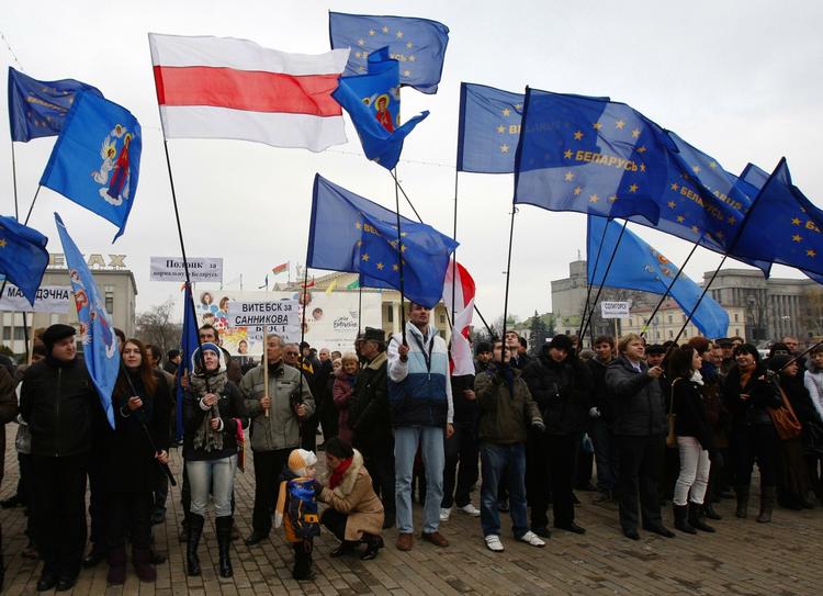 Nabomøde. Midt i en krig med Libyen og en konflikt med Syrien slår EU-kommissionen til lyd for, at EU skal engagere sig mere i nabolande - ikke mindst når det gælder demokratiudvikling. Her står lande som Hviderusland også på listen. 