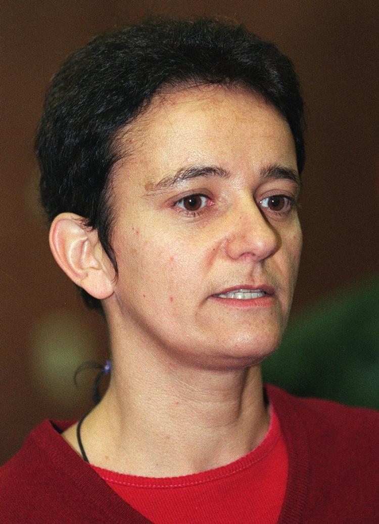 Liv. En livstidsdom betyder sjældent livstid. Birgit Hogefeld fik i 1996 en livstidsdom og havde på det tidspunkt i forvejen siddet fængslet i tre år. I mandags blev hun løsladt efter sammenlagt 18 år i fængsel. Her er hun under sin retssag i 1996. 