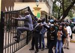 AKTION. Kenyanske aktivister låste portene til uddannelsesministeriet med store hængelåse efter skoleskandale. 