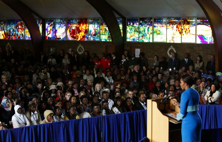Tale. MIchelle Obama fremhævede både lederne for kampen mod apartheid i Sydafrika og for borgerrettighedsbevægelsen i USA som forbilleder for dagens unge. 