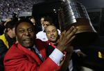 hjerteklub. For Pelé er Santos klubben, der betyder alt, og den tredobbelte verdensmester deltog i fejringen af klubbens første sydamerikanske mesterskab i 48 år. 