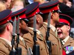 Ordre. En britisk officier skriger sine ordrer ind i ansigterne på soldater fra Prinsesen af Wales' Royal Regiments 2. bataljon. 