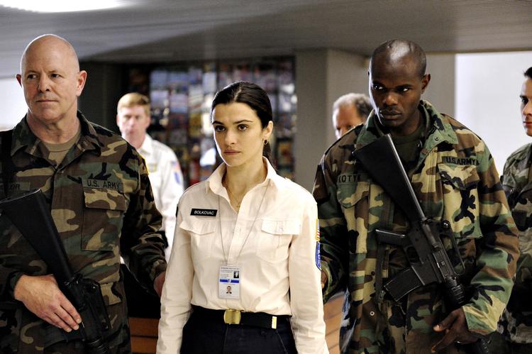 Uhyggeligt.  Når man ser de frastødende scener, hvor helt unge kvinder mishandles i uhørt voldsom grad, er det (måske lidt for) nemt for Rachel Weisz at træde ind i helterollen som den udsendte betjent, der afslørede den systematiske sexhandel under FN’s missioner i Bosnien. 